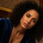 Paar umarmt sich leidenschaftlich am nächtlichen Strand unter Sternenhimmel