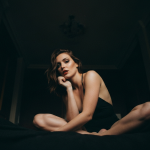 Paar beim intensiven Training im Fitnessstudio mit spielerischer Dominanz