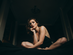 Paar beim intensiven Training im Fitnessstudio mit spielerischer Dominanz