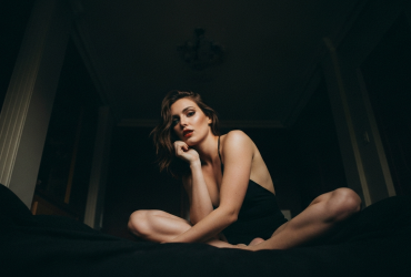 Paar beim intensiven Training im Fitnessstudio mit spielerischer Dominanz