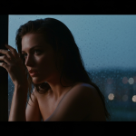 Zwei Frauen bei einer intensiven Begegnung im Hotelzimmer während eines gemeinsamen Urlaubs