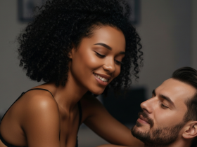 Chef und Angestellte allein im Büro nach Feierabend in intensiver Situation