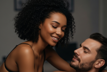 Chef und Angestellte allein im Büro nach Feierabend in intensiver Situation