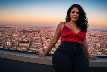 Reife Frau und junger Mann kommen sich auf einer Gartenparty naeher